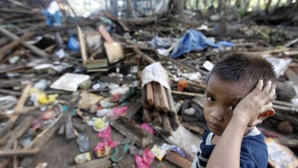 A Balulang, ce jeune gar&ccedil;on observe ce qu'il reste de sa maison. (DENNIS M. SABANGAN / EPA / MAXPPP)