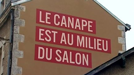 Huit messages codés s'affichent désormais sur les murs du quartier du Pont-Neuf à Poitiers 
 (France 3 Culturebox)