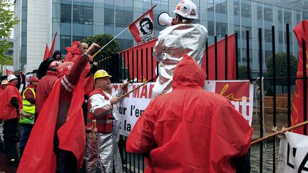 Le 25 avril 2012, lors de la derni&egrave;re&nbsp;op&eacute;ration coup de poing des salari&eacute;s de l'usine de Florange&nbsp;&agrave; Saint-Denis (Seine-Saint-Denis). (JACQUES DEMARTHON / AFP)