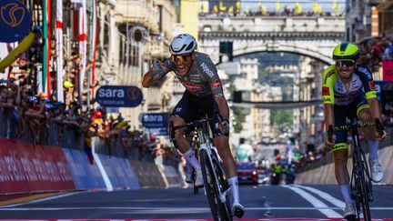 L'Italien Stefano Oldani (Alpecin Fenix) célèbre sa victoire dans les rues de Gênes lors de la 12e étape du Giro, le 19 mai 2022. (LUCA BETTINI / AFP)