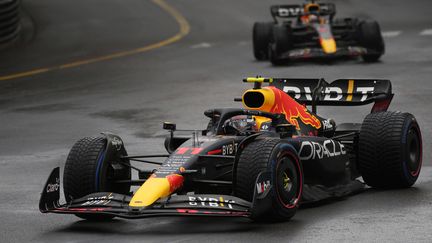 Sergio Perez au volant de sa Red Bull dans les rues de Monaco, le 29 mai 2022. (DANIEL COLE / AP / SIPA)