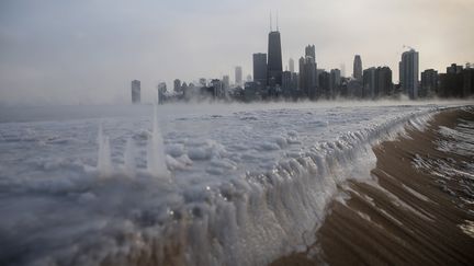 Chicago, le 6 janvier 2014, le lac Michigan compl&egrave;tement gel&eacute;. -26&deg;C (SCOTT OLSON / GETTY IMAGES NORTH AMERICA)