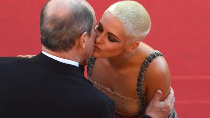 Présente à Cannes pour son premier court-métrage "Come Swim", projeté hors-compétition en séance spéciale, Kristen Stewart a salué Pierre Lescure sur le tapis rouge.
 (Antonin Thuillier / AFP)