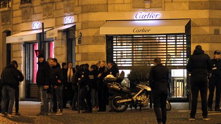 Devant la bijouterie Cartier proche des Champs-Elys&eacute;es, &agrave; Paris, braqu&eacute;e par deux hommes, mardi 25 novembre 2014.&nbsp; (ELIOT BLONDET / AFP)