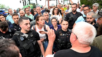 Marine Tondelier et Sandrine Rousseau au centre de gendarmes, face à des vignerons, le 12 juin 2023, près de Carcassonne (Aude). (BOYER CLAUDE / L'INDEPENDANT / MAXPPP)