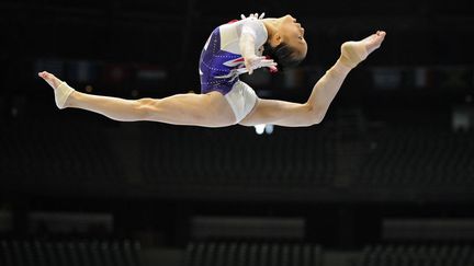 La Chinoise Yao Jinnan aux barres asym&eacute;triques lors des championnats du monde de gymnastique &agrave; Anvers (Belgique), le 1er octobre 2013. (JOHN THYS / AFP)