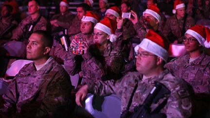 Des soldats am&eacute;ricains de l'Otan assistent &agrave; un concert donn&eacute; pour No&euml;l sur la base a&eacute;rienne de Bagram (Afghanistan). ( MOHAMMAD ISMAIL / REUTERS )