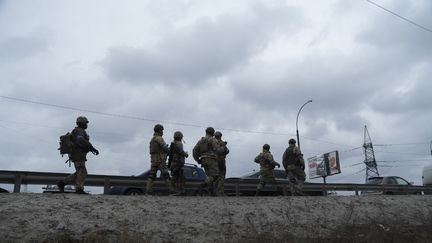 Des soldats ukrainiens à Irpin, ville de la banlieue de la capitale Kiev, le 13 mars 2022. (ANDREA FILIGHEDDU / NURPHOTO / AFP)