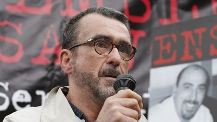 Richard Sedillot, l'avocat de Serge Atlaoui à Paris, pendant un rassemblement de soutien au Français détenu en Indonésie, le 25 avril 2015. (THOMAS SAMSON / AFP)