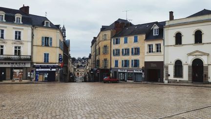 La place de Tremoille, à Laval, est déserte. Les habitants respectent à la lettre le confinement. (ERIC AUDRA / RADIO FRANCE)