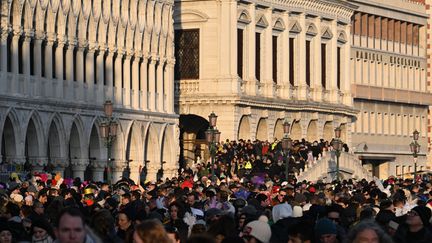 Des touristes à Venise, le 11 février 2023. (MIGUEL MEDINA / AFP)