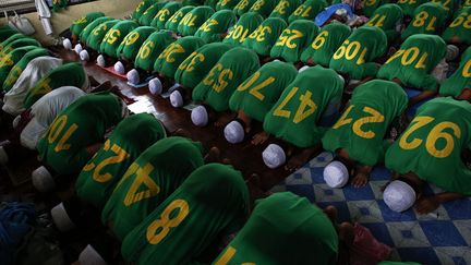 Des&nbsp;Rohingya immigr&eacute;s ill&eacute;galement de Birmanie en Tha&iuml;lande prient dans un centre de d&eacute;tention &agrave;&nbsp;Kanchanaburi (Tha&iuml;lande), le 10 juillet 2013. (ATHIT PERAWONGMETHA / REUTERS)