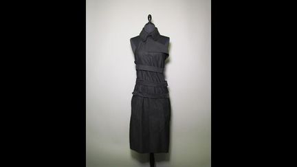 Jean Paul Gaultier Femme, circa 2000 Robe &quot;trench-coat&quot; portefeuille 150/200 euros
 (DR )