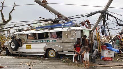 Des survivants du typhon Haiyan trouvent refuge dans un bus apr&egrave;s avoir perdu leur maison, le 9 novembre 2013, &agrave; Tacloban (Philippines). (ROMEO RANOCO / REUTERS)