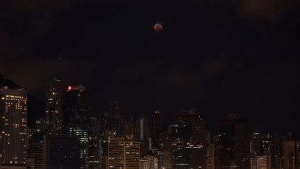 Le phénomène était bien visible dans le ciel de Hong-Kong (Chine) malgré l'importante pollution lumineuse. (PHILIP FONG / AFP)