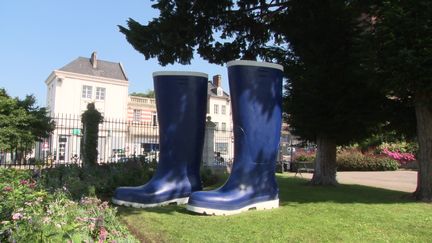 "Bottes", de Lilian Bourgeat, dans les jardins de la mairie de Pont-Audemer.&nbsp; (France 3)