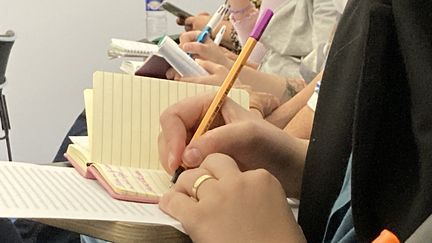 Atelier d'écriture proposé par Desir d'écrire, Festival du livre de Paris, 22 avril 2022 (Laurence Houot / FRANCEINFO CULTURE)