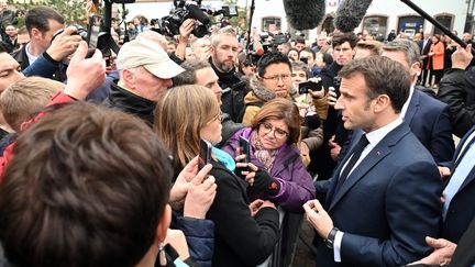 Le chef de l'Etat Emmanuel Macron le 19 avril 2023 en visite à Sélestat (Bas-Rhin). (FRANCK DELHOMME / MAXPPP)