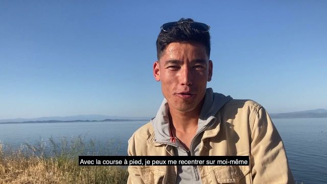 Depuis l'ile de Lesbos, en Grèce, Mahmood Alizada, réfugié afghan, rêve de Jeux olympiques. A 18 ans, le jeune homme a fait de la course à pied sa boussole, son mantra. L'association Yoga and Sport With Refugees, qui l'accompagne dans sa pratique de la course à pied, ouvre à Paris en juin un relais de ses activités et nourrit l'ambition de l'aider à intégrer l'équipe des réfugiés olympiques.