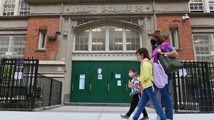 Une école dans le quartier de&nbsp;Brooklyn, à New York (Etats-Unis), le 18 novembre 2020. (ANGELA WEISS / AFP)