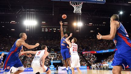 Le Fran&ccedil;ais Boris Diaw &agrave; la lutte pour inscrire un panier face aux Russes, mercredi 9 septembre 2015 &agrave; Montpellier (H&eacute;rault), lors de l'Eurobasket. (PASCAL GUYOT / AFP)