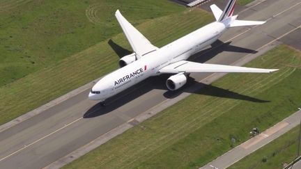 Les pompiers de l'aéroport de Roissy sont en grève, jeudi 30 juin. La situation devrait se compliquer vendredi 1er juillet, puisque les syndicats appellent cette fois tout le personnel à les imiter.&nbsp; (FRANCE 2)