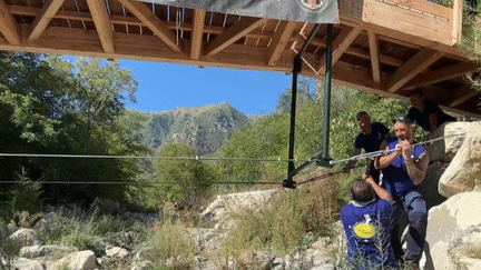 En 2020, la tempête Alex dévastait la vallée de La Roya laissant le territoire endeuillé et détruit. Trois ans plus tard, le 13 Heures est revenu sur les lieux pour voir où en était le long travail de reconstruction. (France 2)