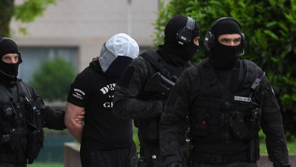 Des policiers arrêtent un homme à Strasbourg (Bas-Rhin) le 13 mai 2018, dans le cadre de l'enquête sur l'attentat au couteau perpétré à Paris la veille. (PATRICK HERTZOG / AFP)