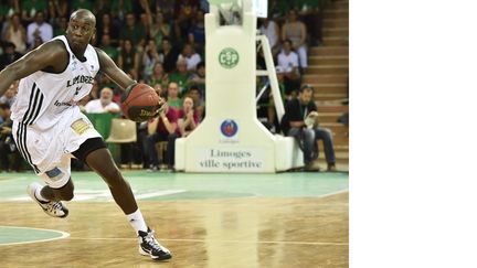 Ousmane Camara, ici sous le maillot de Limoges, rejoint Chalon/Saône (PASCAL LACHENAUD / AFP)