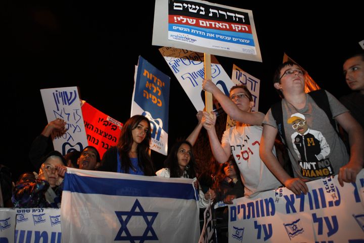 Manifestation contre la s&eacute;gr&eacute;gation sexuelle, &agrave; Beit Shemesh, pr&egrave;s de J&eacute;rusalem, le 27 d&eacute;cembre 2011. (GALI TIBBON / AFP)