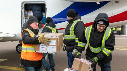 Une livraison de vaccins Moderna à Saint-Pierre-et-Miquelon, le 20 mars 2021. (CHANTAL BRIAND / AFP)