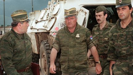 Ratko Mladic (au centre), le 10 ao&ucirc;t 1993, &agrave; Sarajevo (Bosnie-Herz&eacute;govine). (GABRIEL BOUYS / AFP)