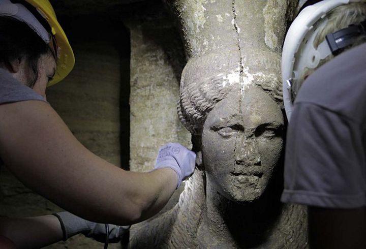 Cariatide du site d'Amphipolis, en Gèce
 (GREEK MINISTRY OF CULTURE / AFP)