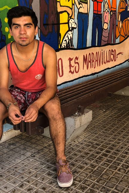 Rodrigo Pérez assis dans le lycée&nbsp;José Miguel Carrera de Santiago, le 26 novembre 2019. (ELISE LAMBERT / FRANCEINFO)