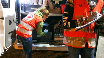 Des bénévoles de la Croix-Rouge à Valence (Drôme), en mars 2020. (NICOLAS GUYONNET / HANS LUCAS)