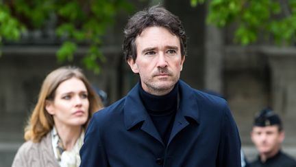 &nbsp;Antoine Arnault, responsable de la communication de LVMH, et sa compagne Natalia Vodianova, à Notre-Dame, le 16 avril 2019, au lendemain de l'incendie.&nbsp; (CHRISTOPHE PETIT TESSON / POOL)