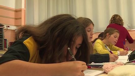 12 nouveaux départements sont concernés, lundi 18 octobre, par la fin du port du masque dans les écoles. En Seine-et-Marne comme dans le Var, parents et enfants se réjouissent. (CAPTURE ECRAN FRANCE 2)