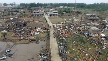 Les rues de Funing, dans l'est de la Chine,&nbsp;dévastées par une tornade vendredi 24 juin 2016. (JOHANNES EISELE / AFP)