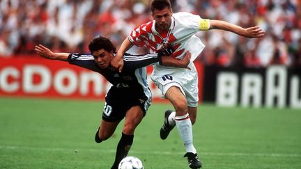 Marcelo Gallardo et Zvonimir Boban le 26 juin 1998. Ce jour-là, la Croatie s'incline (1-0) face à l'Argentine, en phase de groupe. Pour leur première participation à la Coupe du monde, les Croates terminent à la troisième place. (HENRI SZWARC / BONGARTS / GETTY IMAGES)