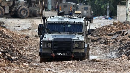 Un raid militaire israélien dans le camp de Jénine, en Cisjordanie occupée, le 19 novembre 2024. (ZAIN JAAFAR / AFP)