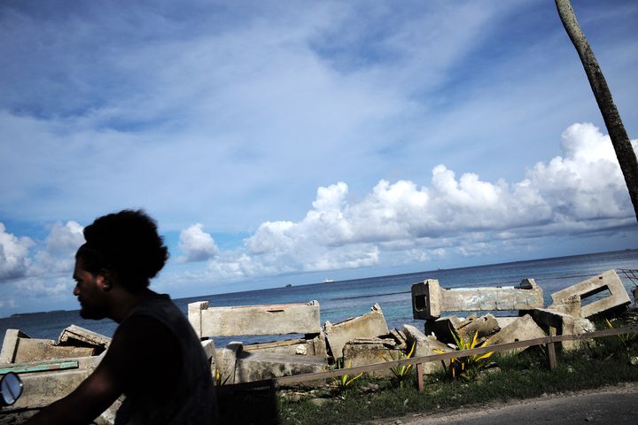 Des blocs de ciment sont empilés sur le front de mer, à Teone aux Tuvalu, pour protéger les habitations de la houle, le 6 mai 2019. Selon les experts, même en cas de hausse contenue du niveau de la mer à l'avenir, les Tuvalu pourraient être entièrement submergées d'ici trente ans. (THEO ROUBY / HANS LUCAS / AFP)