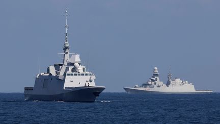 La frégate Languedoc (à gauche), le 27 mars 2023 en mer Méditerranée lors d'exercices militaires. (JACK GUEZ / AFP)