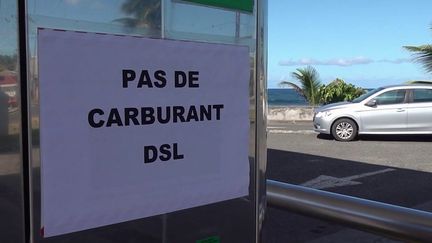 En Guadeloupe, où le couvre-feu a été prolongé jusqu’au 28 novembre, la crise continue avec ses pénuries importantes, notamment d’essence.&nbsp;Si bien que les autorités&nbsp;ont&nbsp;mis en place un rationnement. (CAPTURE ECRAN FRANCE 2)