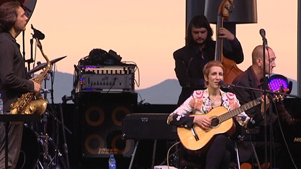 L'Américaine Stacey Kent sur la scène de Jazz à Juan mardi 15 juillet.
 (France 3 Côte-d&#039;Azur)