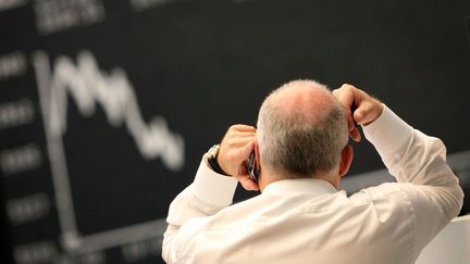 Un trader &agrave; la Bourse de Francfort (Allemagne), le 2 novembre 2011. (DANIEL ROLAND / AFP)