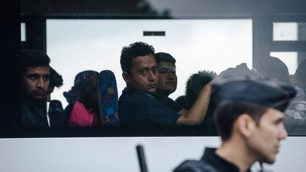 Des migrants à bord d'un bus après&nbsp;l'évacuation d'un campement par les forces de police, le 4 juin 2018 à Paris.&nbsp; (LUCAS BARIOULET / AFP)