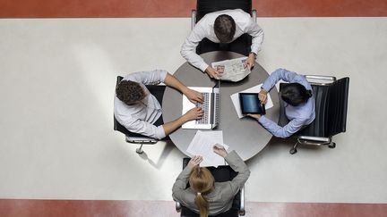 Des personnes sont rassemblées dans la même pièce alors qu'elles pourraient faire du télétravail. Photo d'illustration. (MAXPPP)