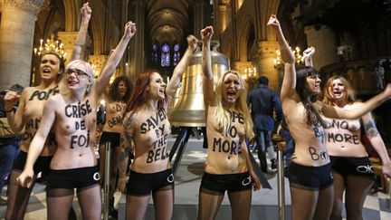  (Seins nus comme à chacune de leur actions, les Femen avaient crié “No Pope”, dans la cathédrale et fait tinter les cloches avec des morceaux de bois, en février 2013 © Maxppp)