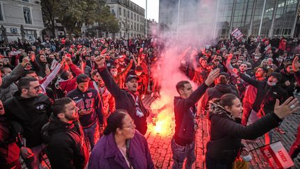 Des supporters du Nîmes olympique manifestent contre le président Rani Assaf sur la place de la Maison carrée, le 20 novembre 2021. (MAXPPP)