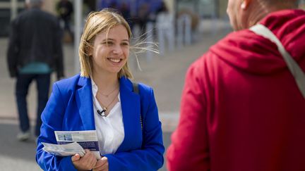 Raphaëlle Rosa, candidate LR aux élections législatives dans la 8e circonscription de Moselle, à Hayange, le 2 juin 2022. (JEAN-CHRISTOPHE VERHAEGEN / AFP)